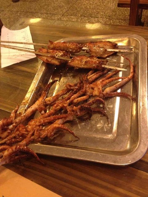 烤肉串的种类很多,各种肉类都有,而且还有原味的和辣味的区别,我一般