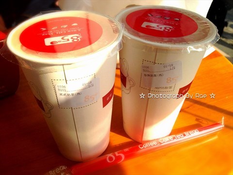 因为午饭吃得很饱所以也就没有买面包和蛋糕 直接点了两杯奶茶来打发