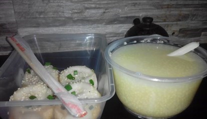 不论是否打包,都是用塑料盒装着的,小米粥也是外卖的包装,感觉挺不