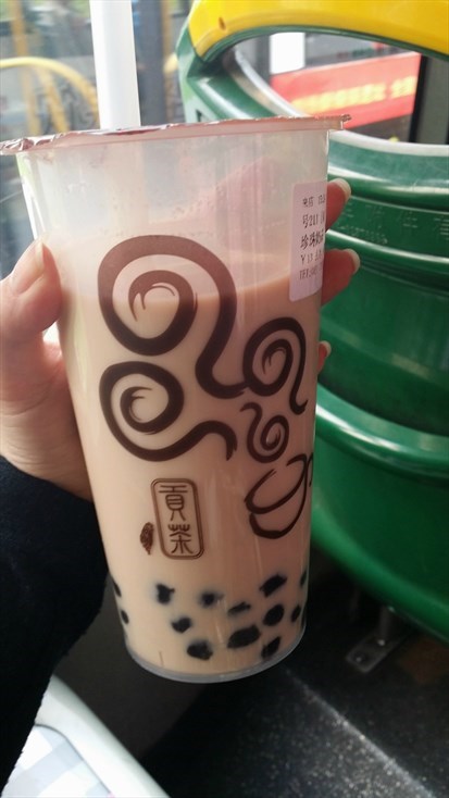 0 点了他们家的珍珠奶茶,13元一杯,他们家没有大杯中杯的说法,拿到手