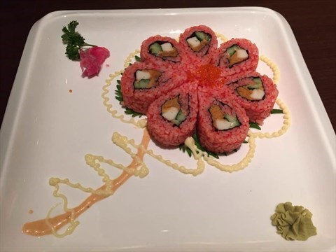 日式料理很好 值得推荐的是樱花卷 不错看着摆盘就很漂亮 非常的