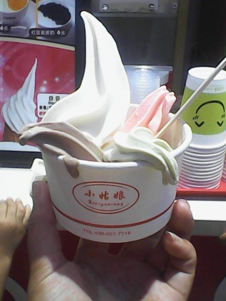 小姑娘冰淇淋