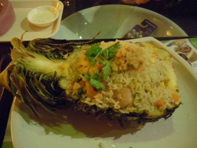 菠萝鲜虾炒饭。搬别人的话说：这饭不够刺激。。。