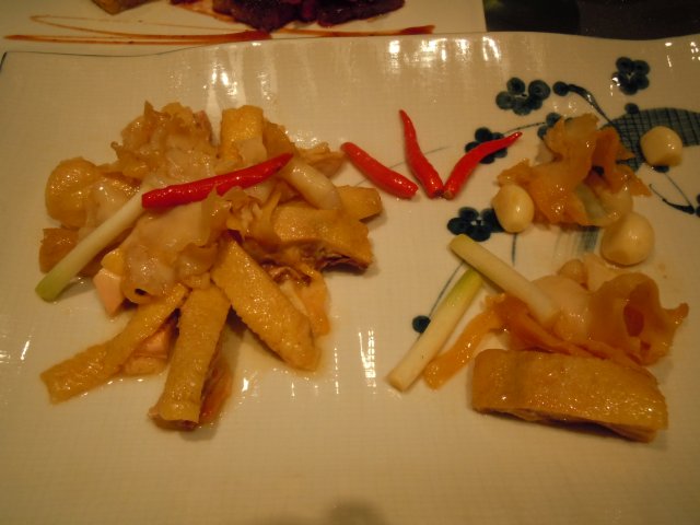 [螺片捞私房鸡]。特别之处：有淡淡的芥辣味。其他的味道跟盐焗鸡差不多。我还蛮爱吃的^^