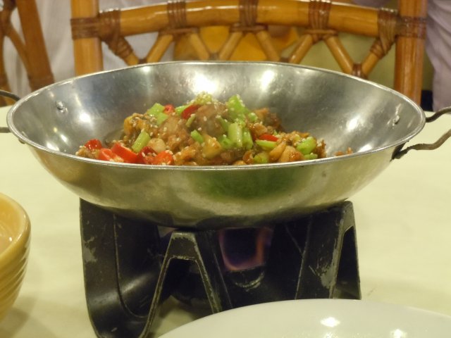 干锅田鸡!!一定要吃。就算不吃辣的人都会忍不住想吃。当蜡在烧的时候,那个汁就慢慢渗透入田鸡里,所以越下面的越够味。。。整碟都基本上我啃光了。很不好意思唉