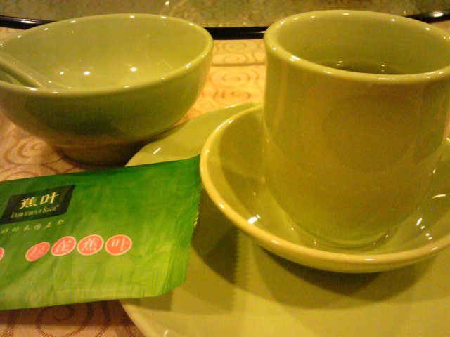 杯碟都粉干净呢！