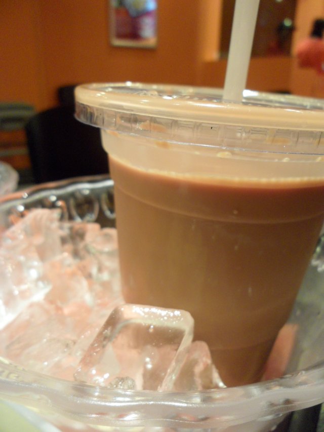 普普通通嘅冰镇奶茶, 呢个系未饮嘅状态!唔够满咯