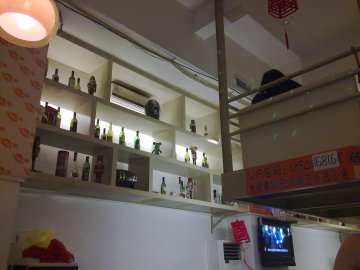 店内有阁楼两层