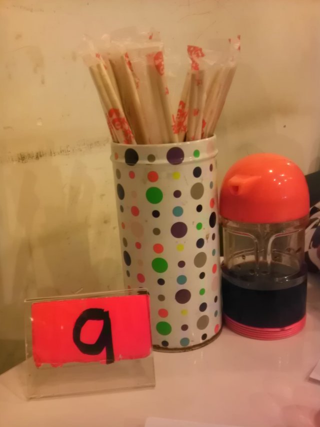 台面的餐具依然比较简陋