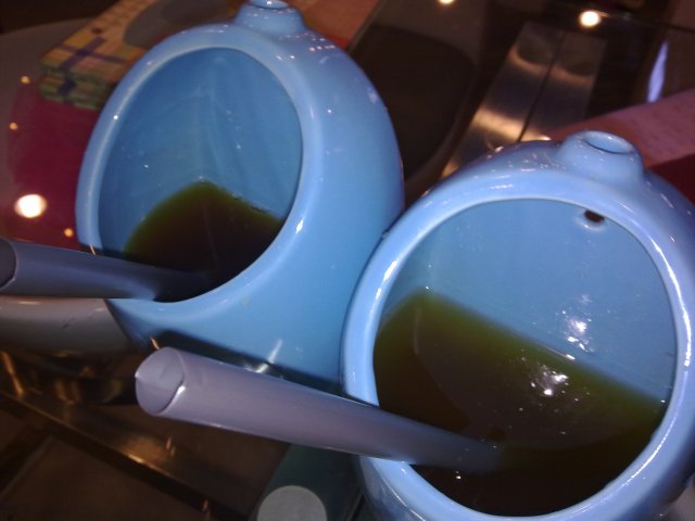 用朋友手机影更加重口味噶两杯饮品