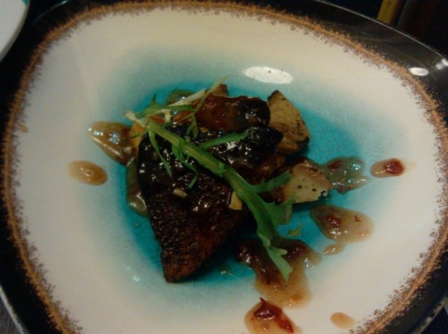 鸭胸,这个味道不错,而且比较大块,但是很难切