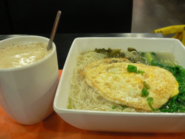 雪菜肉丝鸡蛋米粉+奶茶