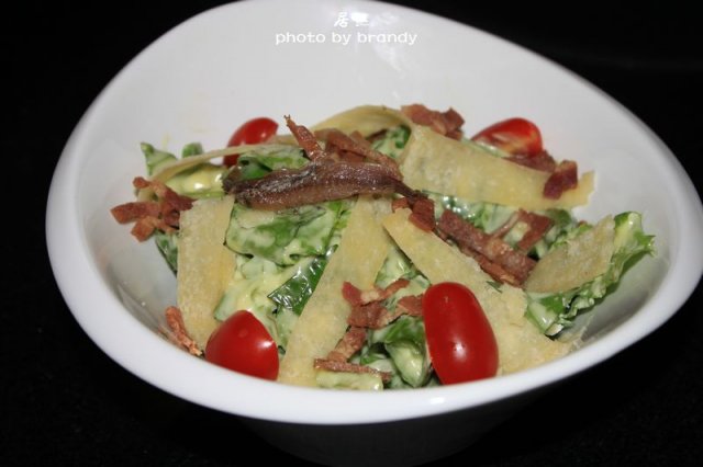 凯撒沙拉 经典的意大利鳀鱼，木有吃过啊！ 但是上面的培根就有点儿逊色，个人认为，这个培根太硬！