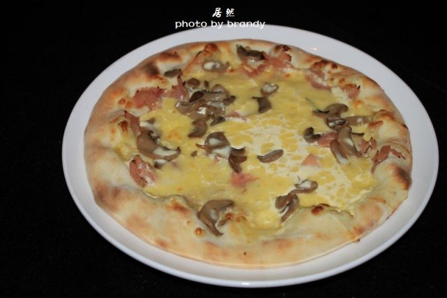107芝pizza！ 绝对是我吃过最好吃的披萨！这名字起对了！因为加入了淡奶油，浓香久久散不去！