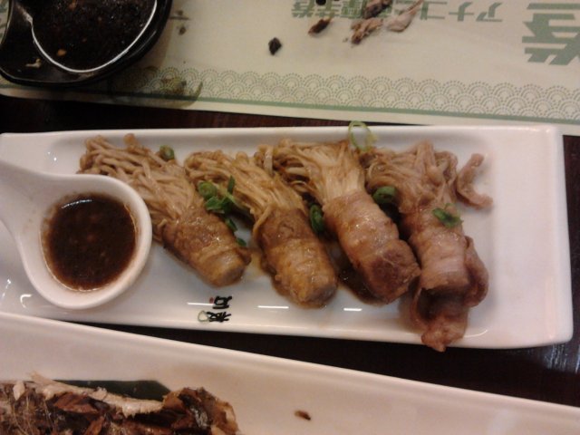 金针菇牛肉卷，鲜美多汁，像极了板石人洋溢四射的热情。食一口松嫩可口，令人欲罢不能。