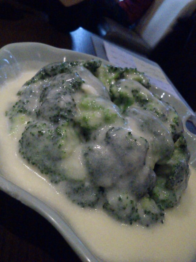 牛油焗西兰花,本来该觉没那么好吃,一吃就停不了口了。