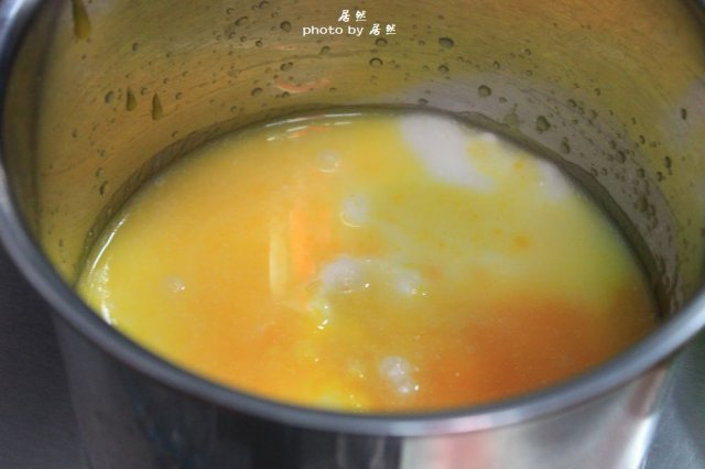 做饼皮月饼的皮！有草莓味，有椰香味，我率先选择了橙香味，其实我真醒啦！