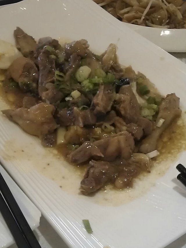 大鱼头蒸乳鸽
