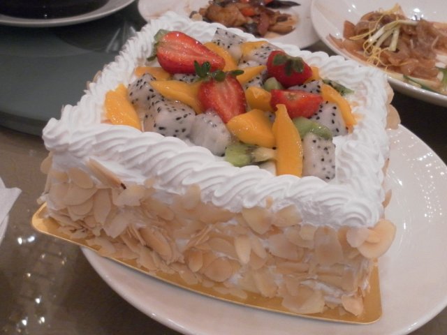 每桌赠送一个蛋糕