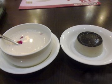 黑芝麻布丁&玫瑰杏仁露