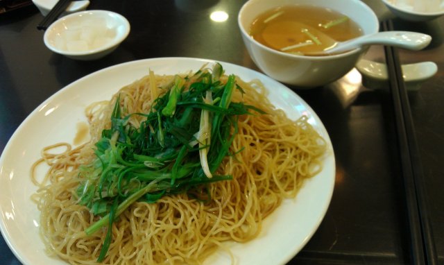 现在多了些品种， 这款姜葱捞面就是，不过颇为失望，店家真的用葱丝加没用味道的姜丝捞面，毫无味道可言