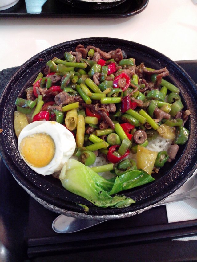 泡椒鸡杂煲仔饭
