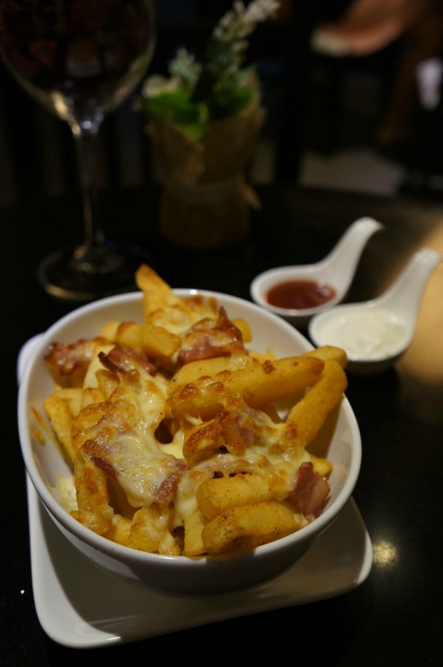 芝士烟肉配脆薯条