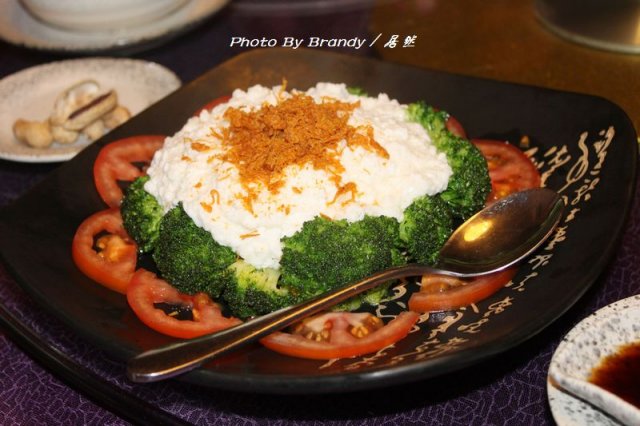 赛螃蟹，蛋白的炒制很到位！蛋白很多人就算能超出白色，但是不不一定能超出这种嫩滑的口感！大赞一个！