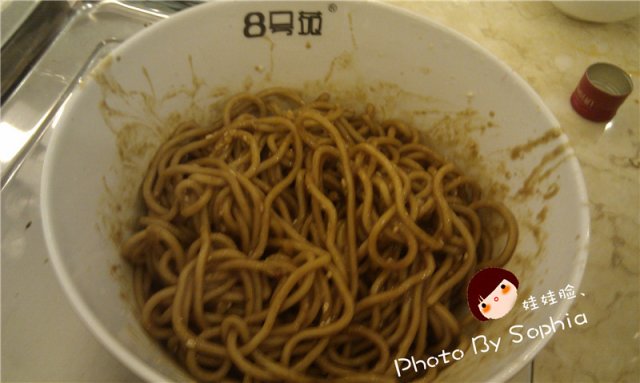 特色热干面，面很粗，有点甜，味道很好