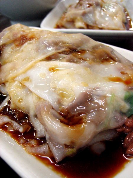 穗银的肠粉是传统的布拉肠，薄且滑～～由于地头好，即使晚上八点几，还是旺得不得了