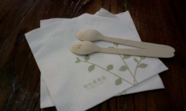 木质小勺和印着logo的餐巾纸