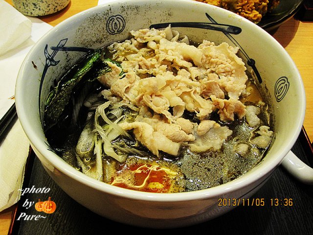黑武骨豚肉片拉面