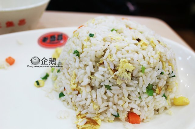 扬州炒饭，跟粤式的蛋炒饭没多大区别，由于没吃过正宗的，不做评论。