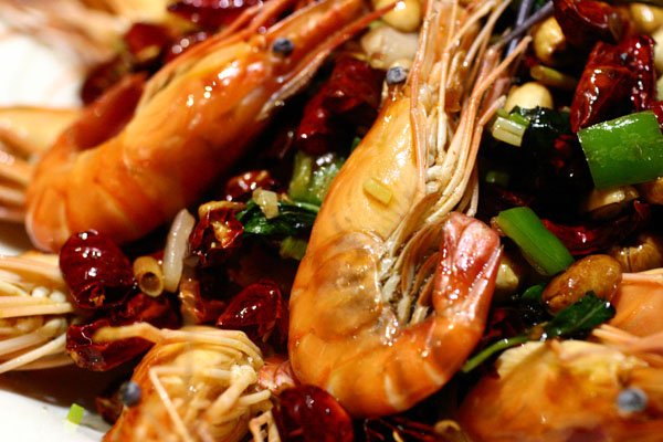 越辣虾（68元例）：鲜虾开背炸熟，与辣椒、洋葱、腰果、香茅、金不换爆炒，自调的香辣酱是此菜的精华所在，当然，又是秘方啦。