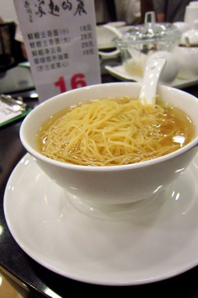 这里的面经过多次研究改良,面条由水面条演变成今日香爽软滑的全蛋面。