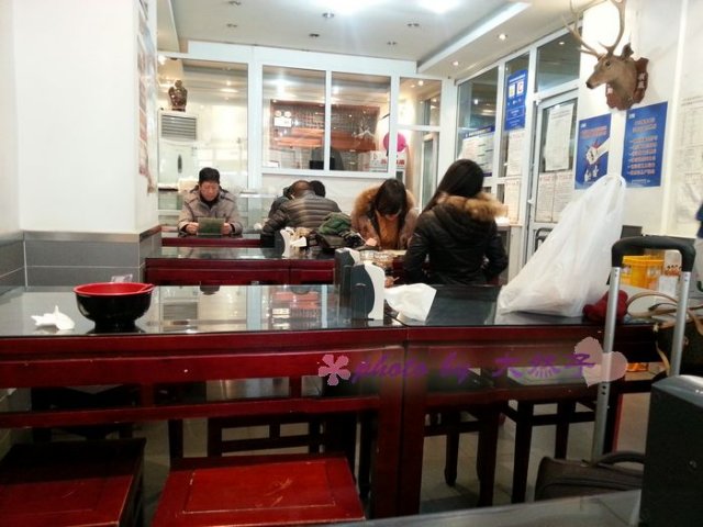 服务员很少啊，店面很小