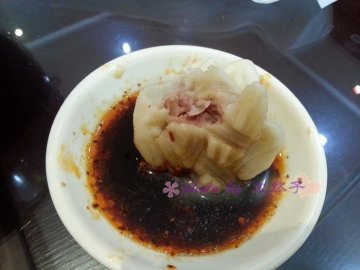 烧麦里面的馅料~~很足实哦~醋和辣椒油真是很给力！
