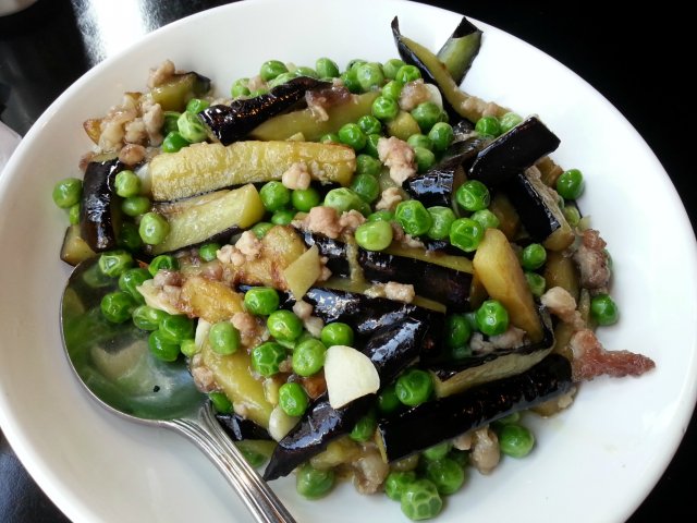 茄子青豆，茄子根本没炒熟，嚼不烂的说，青豆更是硬邦邦的，难以下咽，伴着米饭都很难吃下，里面的油都是黄黄的