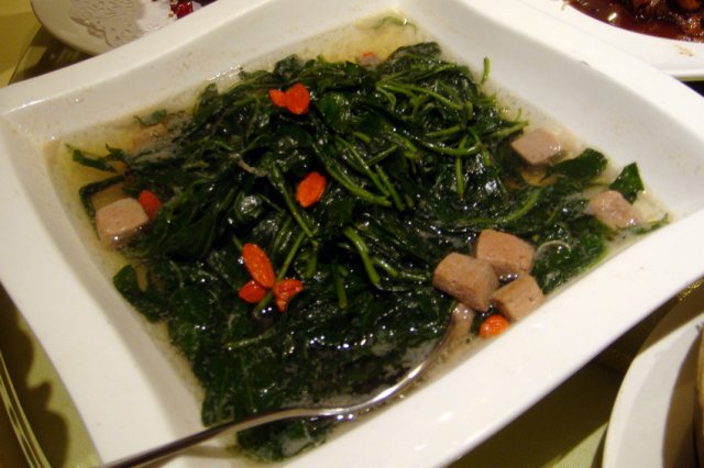 上汤黄沙膶浸枸杞叶