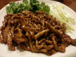 京酱肉丝，超级油腻 肉丝味道偏咸，旁边的葱丝倒是很新鲜