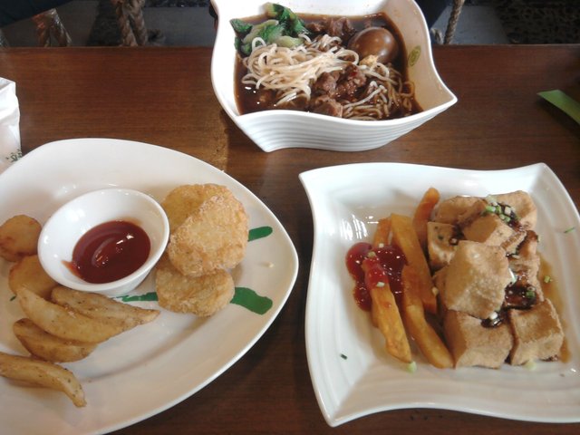 炸豆腐，卤肉面