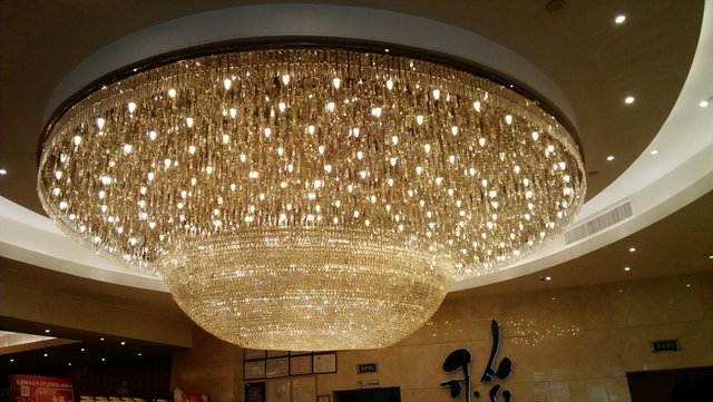 稻香的环境，水晶吊灯