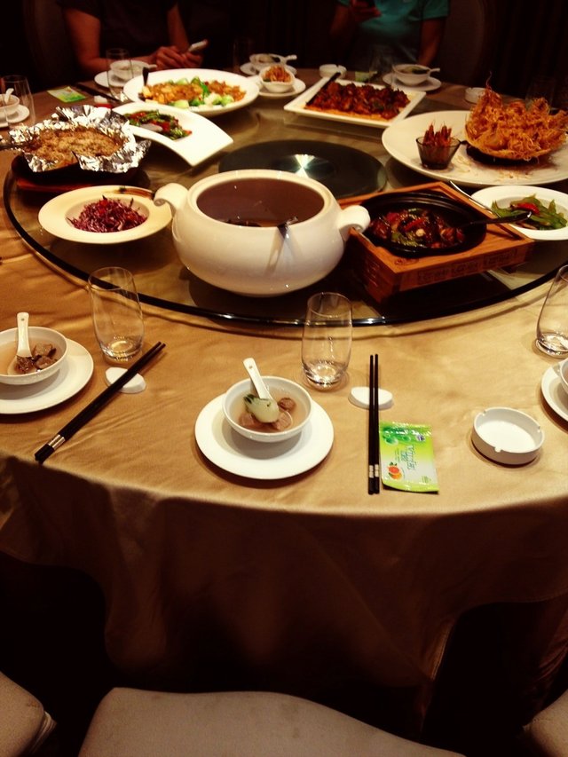 家庭聚餐的一大桌，味道基本属于