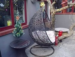 室外的秋千椅