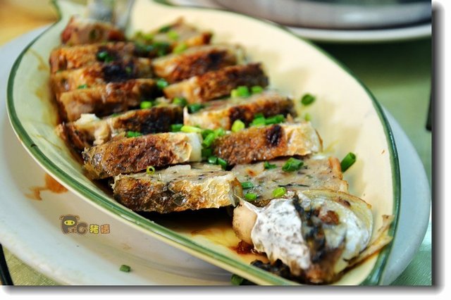 1.将鲮鱼洗净后取出鱼肚内的肉,在鱼皮壳中撒少许淀粉抹匀备用; 2.将取出的鱼肉剁成鱼蓉,陈皮、香菇、马蹄、香菜分别切末放入鱼蓉中,加淀粉、胡椒粉盐、味精搅拌均匀后酿入鱼肚中; 3.将酿好的鲮鱼放入平