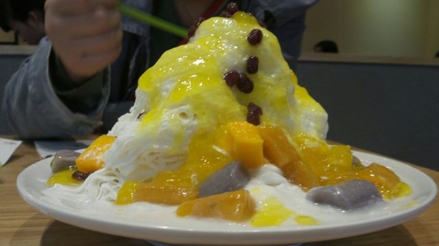 芒果酱下是椰奶的绵绵冰！简直美味的没话说！