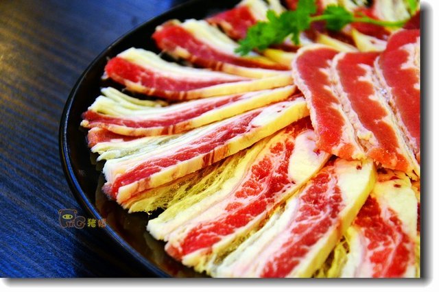 份量很足，A级雪花肥牛，一点不肥，厚切，很耐吃；