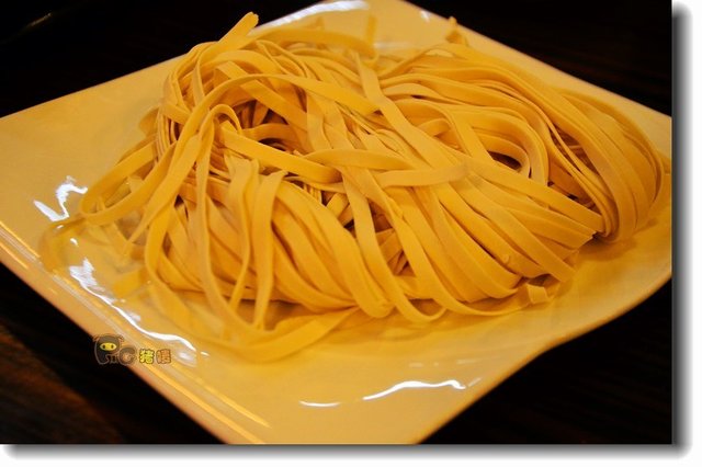 火锅面，看上去很小，下锅很多，两个人吃不完。