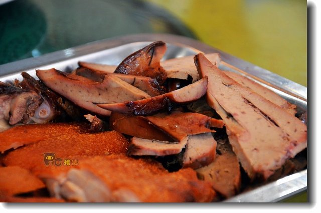 烧味拼盆，乳猪吃完，鹅肝剩很多；