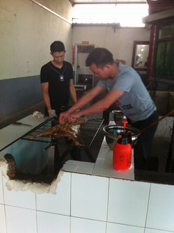 工作人员烤羊中